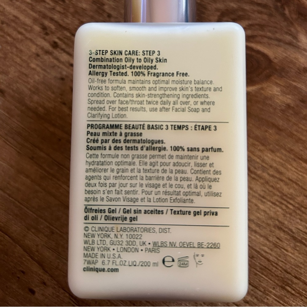 Clinique 6.7 oz Dramatically Different Moisturizing Gel - Picture 2 of 2